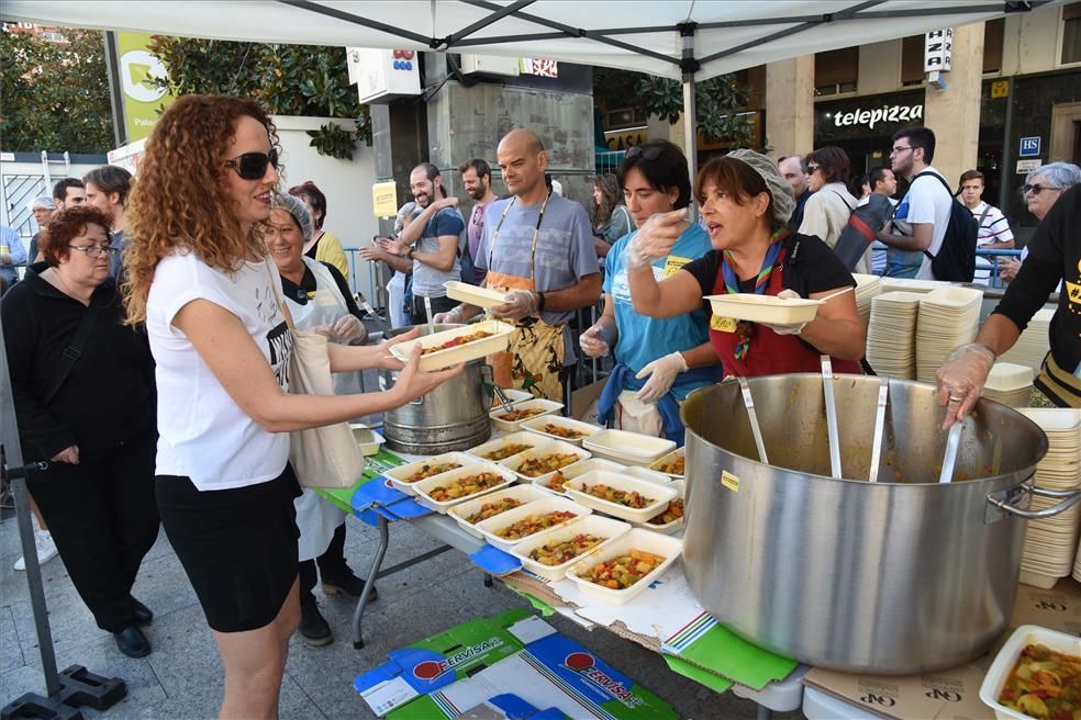 Miles de personas comen en la plaza del Pilar alimentos que iban a desecharse