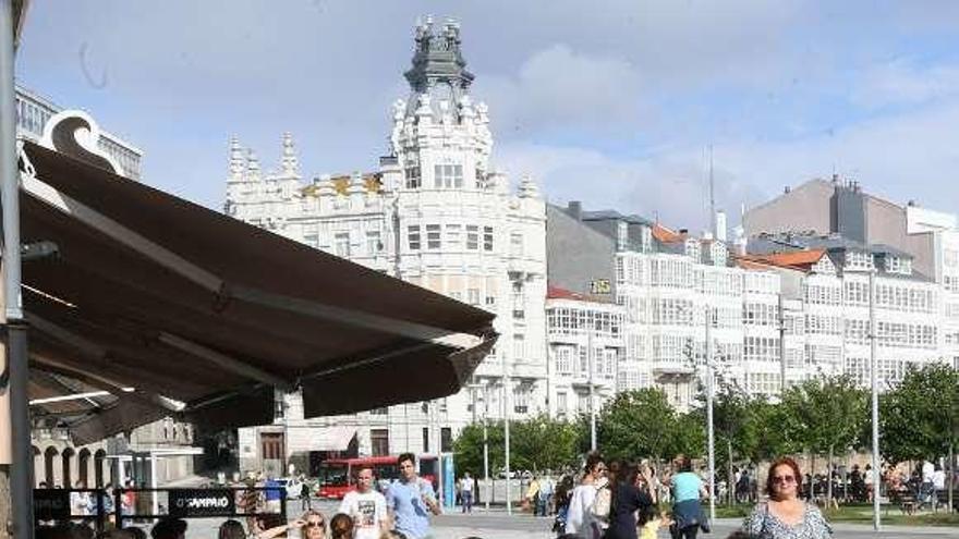 Las terrazas de la Marina se volvieron a llenar ayer de gente.