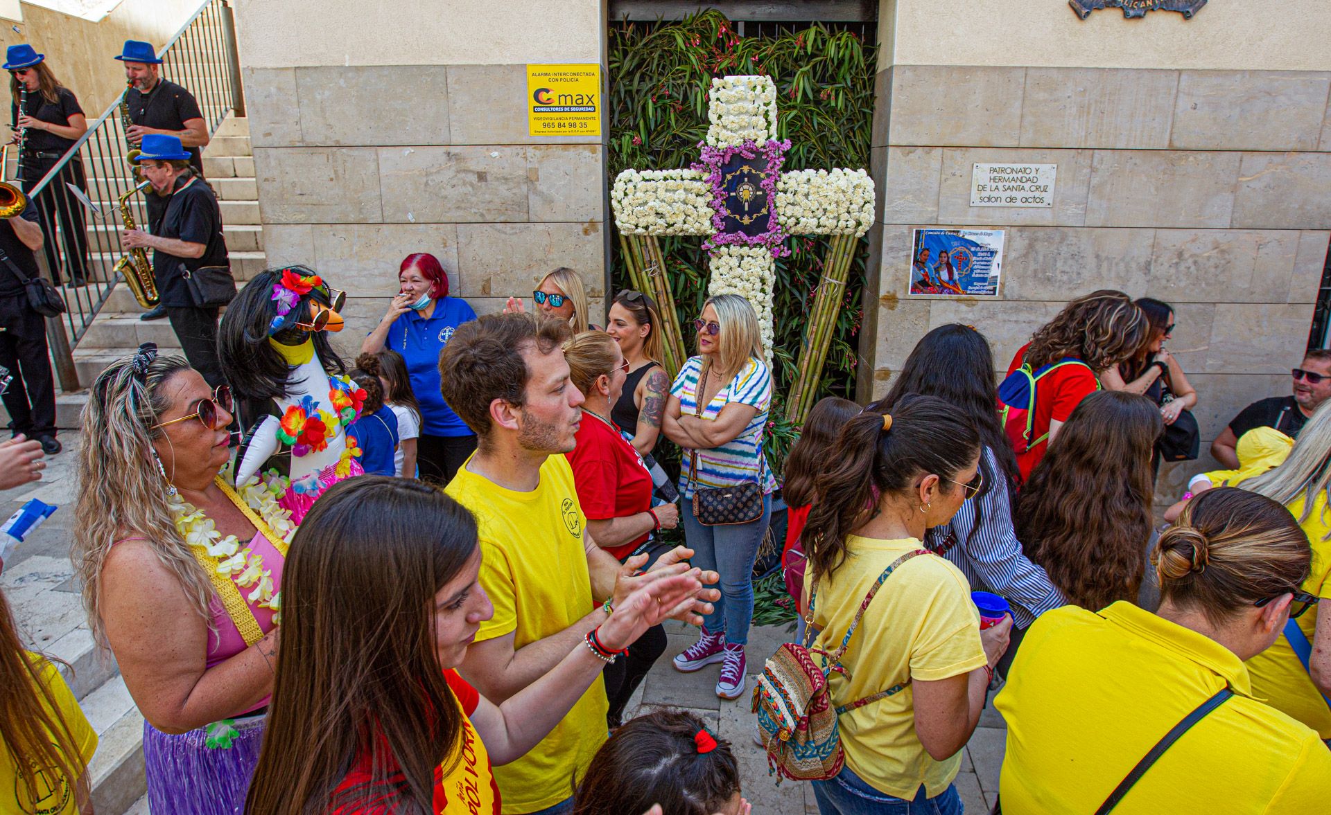 Santa Cruz se engalana con las Cruces de Mayo