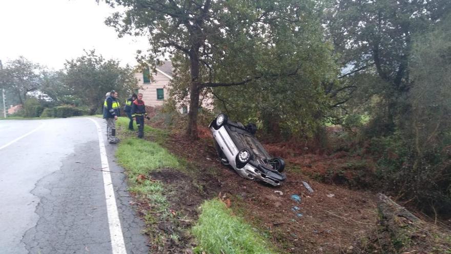 El coche quedó volcado junto a la carretera a Vilanova, en O Hío./ G.N.