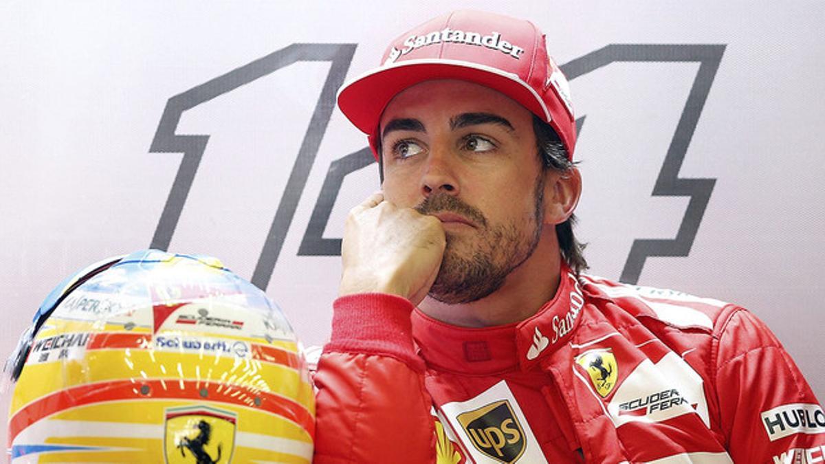 Fernando Alonso, en el box de Ferrari, en el circuito de Spa
