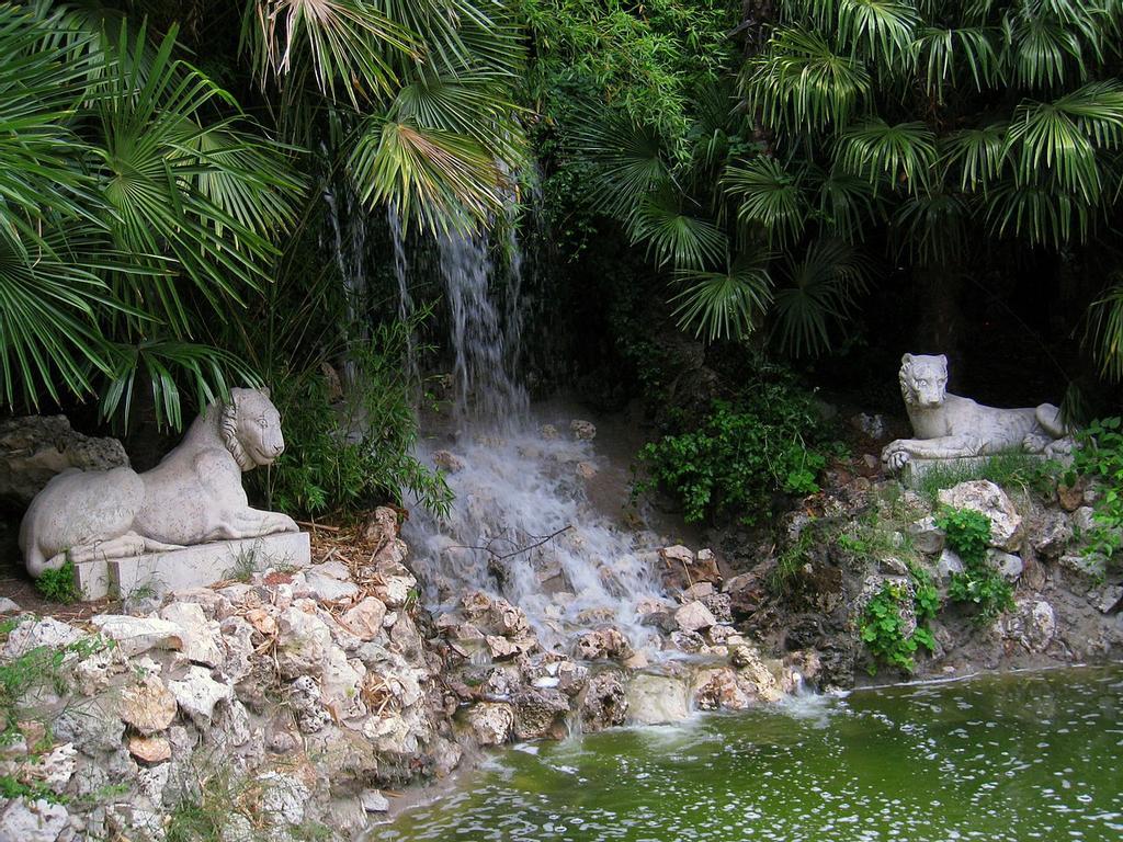 La cascada y algunas de las estatuas que decoran la Montaña Artificial