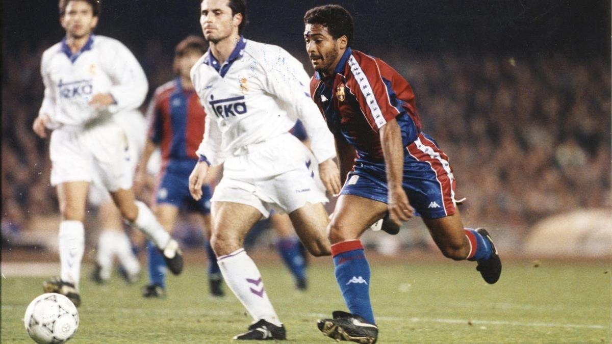 Romário y Alkorta, en el Barça-Madrid del 8 de enero de 1994, que acabó con un 5-0.