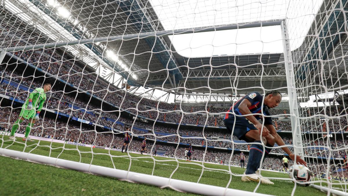 Koundé recoge el balón tras uno de los goles del Madrid en el Bernabéu.