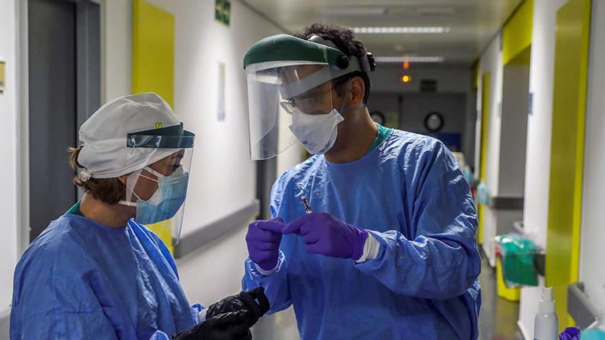 Personal sanitario, durante su jornada de trabajo en una planta del Hospital Puerta de Hierro.