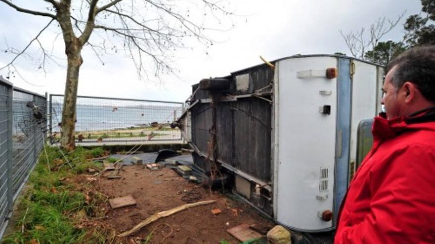 Un vendaval vuelca una caravana y arranca ramas de árboles en O Terrón