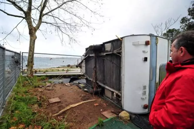 Un vendaval vuelca una caravana y arranca ramas de árboles en O Terrón