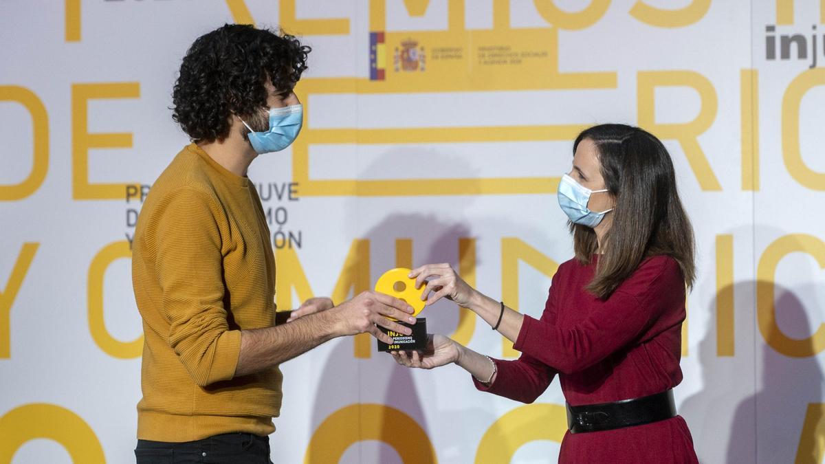 Ione Belarra entrega el premio de fotoperiodismo.