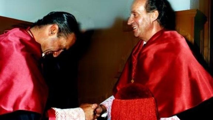 Imagen de cuando fue nombrado doctor honoris causa por la Universidad Complutense.