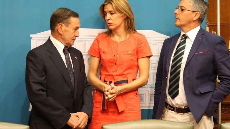 San Damián, junto al presidente y secretario de la Cámara de Comercio, Vidal (izquierda) y Díaz.