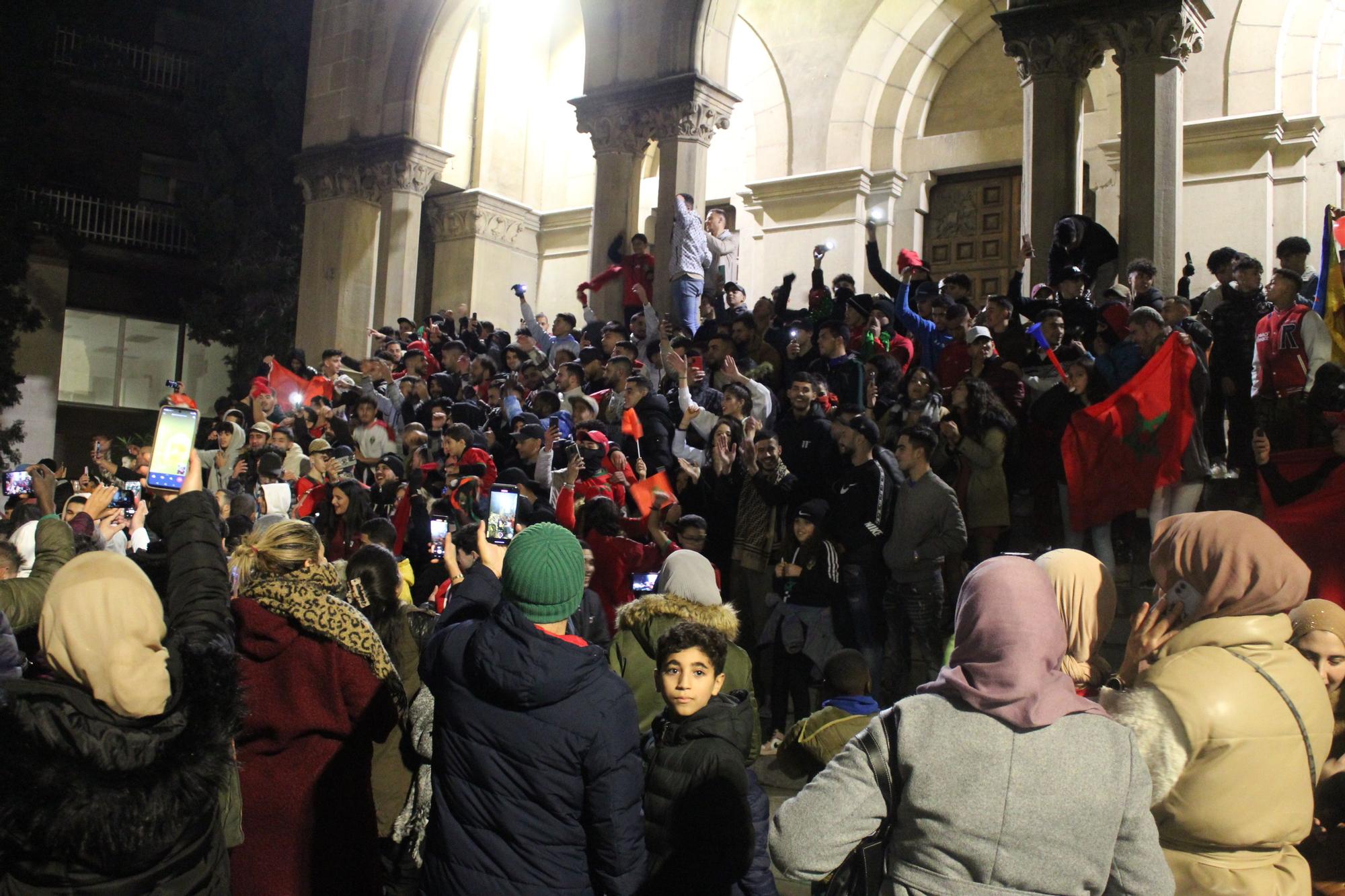 Eufòria entre la comunitat marroquí de Manresa en la celebració de la victòria contra Espanya al Mundial de Qatar