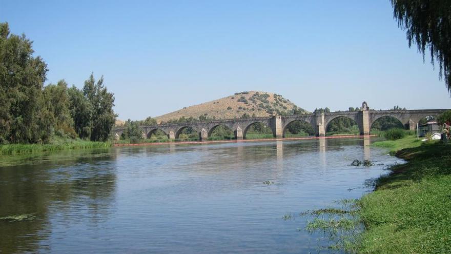 La Junta matiza que aún no se ha determinado si el agua del Guadiana en Medellín es apta o no