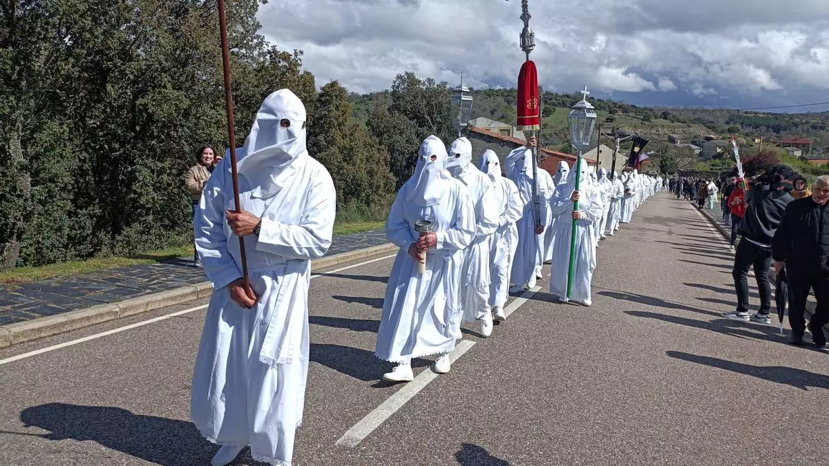 La lluvia respetó y Bercianos pudo cumplir con la tradición del Santo Entierro de Cristo