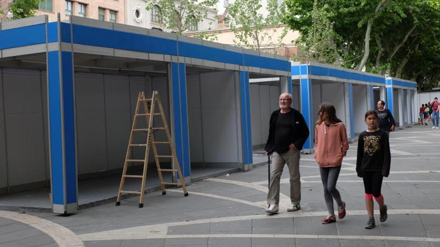 Ahir es feien els darrers preparatius als estands del passeig de Pere III per obrir avui la fira.