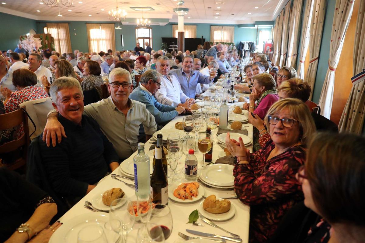 Los isleños en su fiesta.