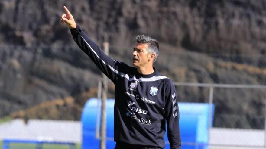 Pep Lluís Martí, en el entrenamiento de ayer del Tenerife en El Mundialito.