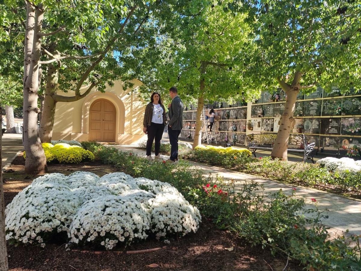 El alcalde Robert Raga y la concejala de Obras Públicas y Servicios Municipales, Teresa Pozuelo, en su visita al cementerio.