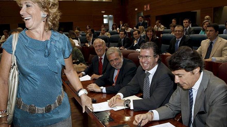 Esperanza Aguirre privatiza el uso del agua y saca a bolsa el Canal de Isabel II