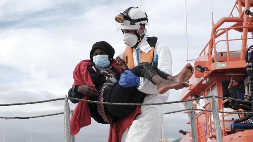 Salvamento Marítimo rescata a 36 migrantes a bordo de una patera en el sur de Gran Canaria