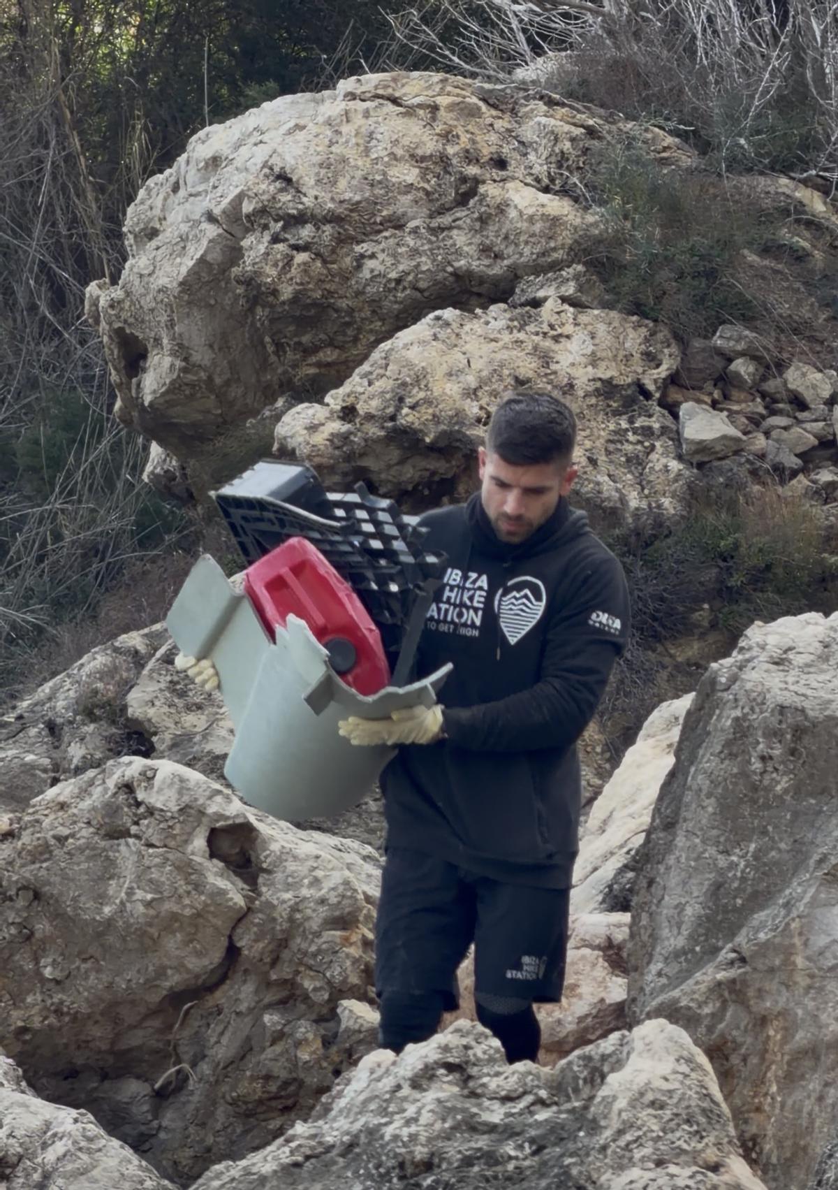 25 hikers limpian dos playas escondidas de Ibiza