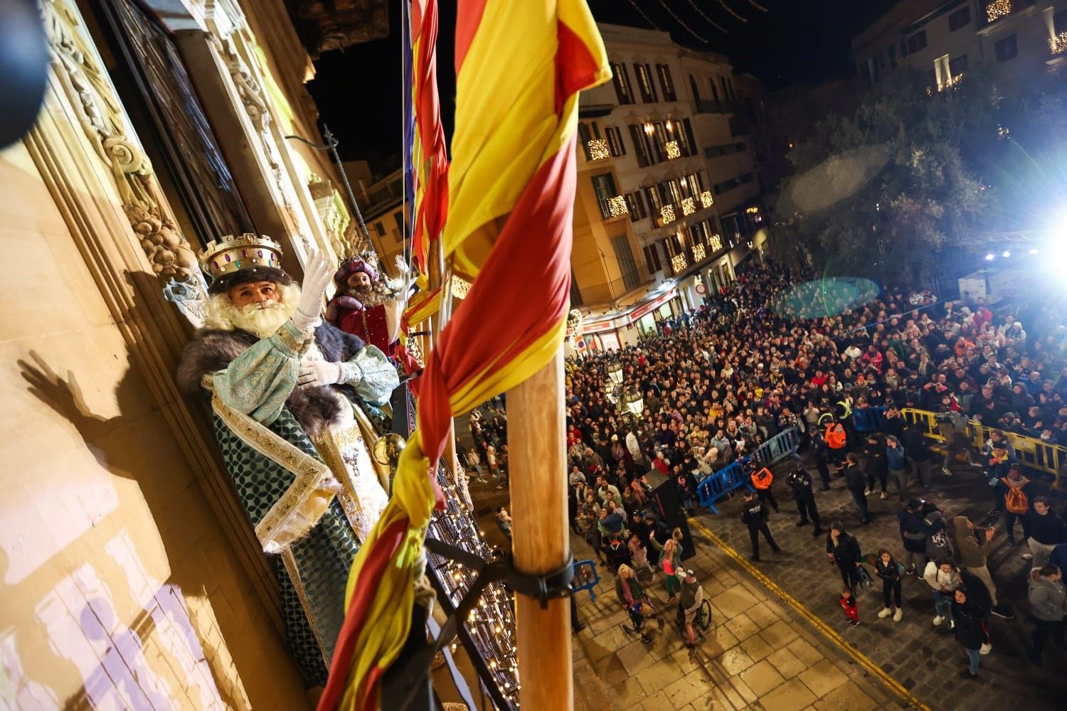 Los Reyes Magos saludan desde el balcón del Ayuntamiento de Palma.