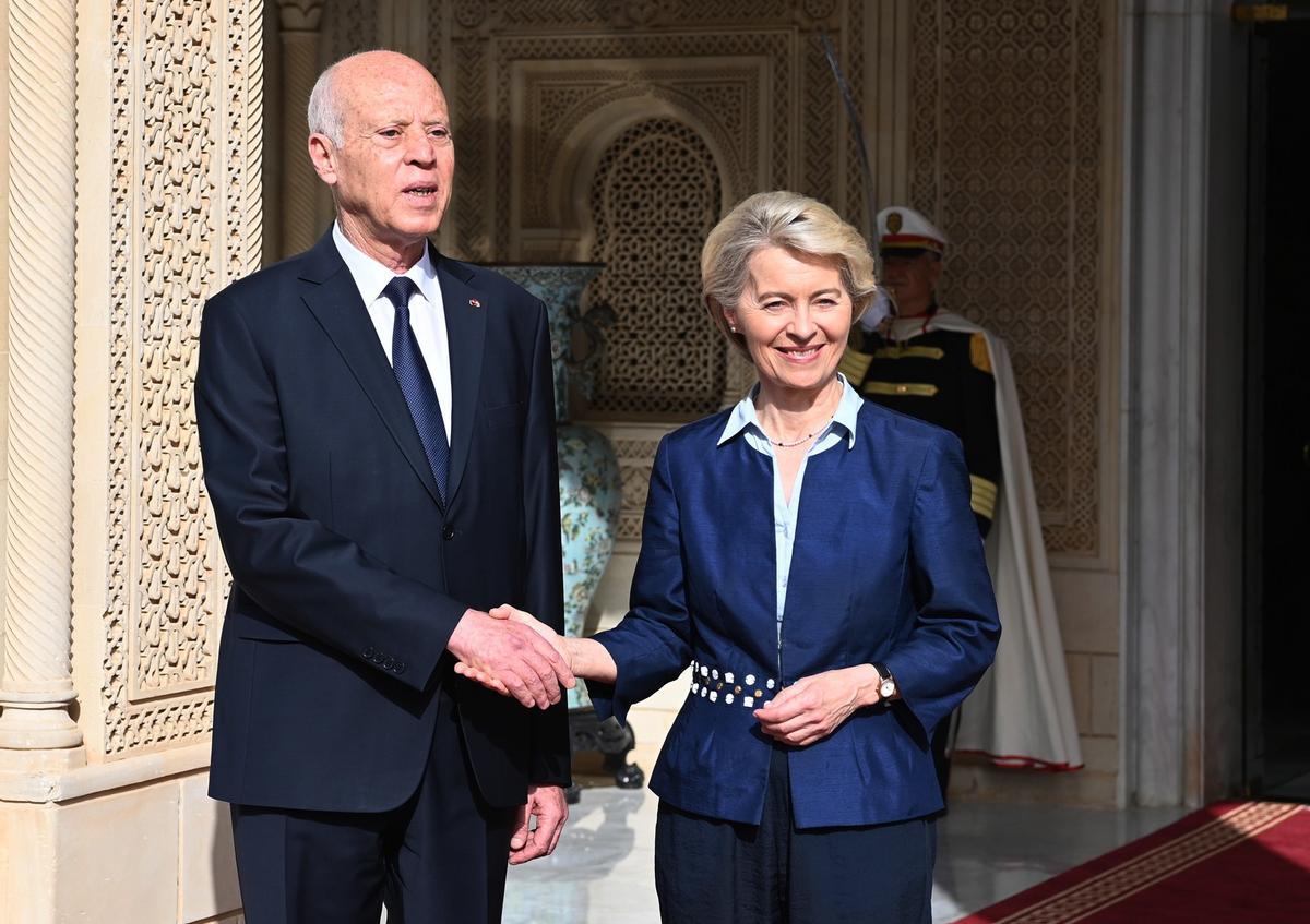 El presidente de Turquía, Kaïs Saied, y la presidenta de la Comisión Europea, Ursula von der Leyen, durante una visita de la segunda al país árabe en julio de 2023.