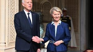 El presidente de Turquía, Kaïs Saied, y la presidenta de la Comisión Europea, Ursula von der Leyen, durante una visita de la segunda al país árabe en julio de 2023.