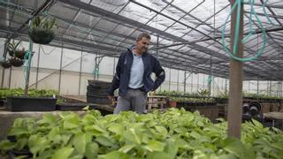 Personal de Parques y Jardines convierte sus vehículos en vestuarios por falta de recursos