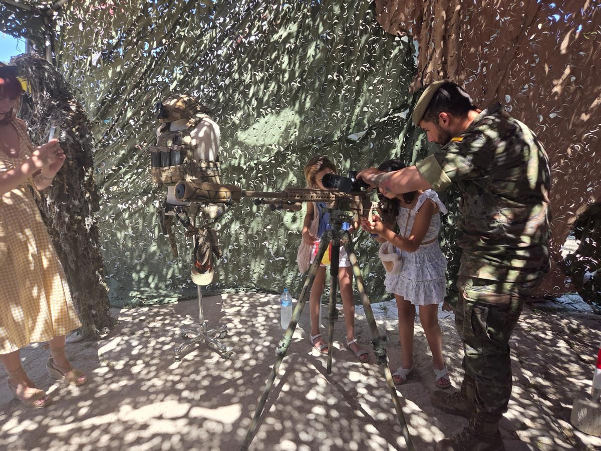 Los visitantes han podido ver de cerca algunas armas que estaban expuestas.
