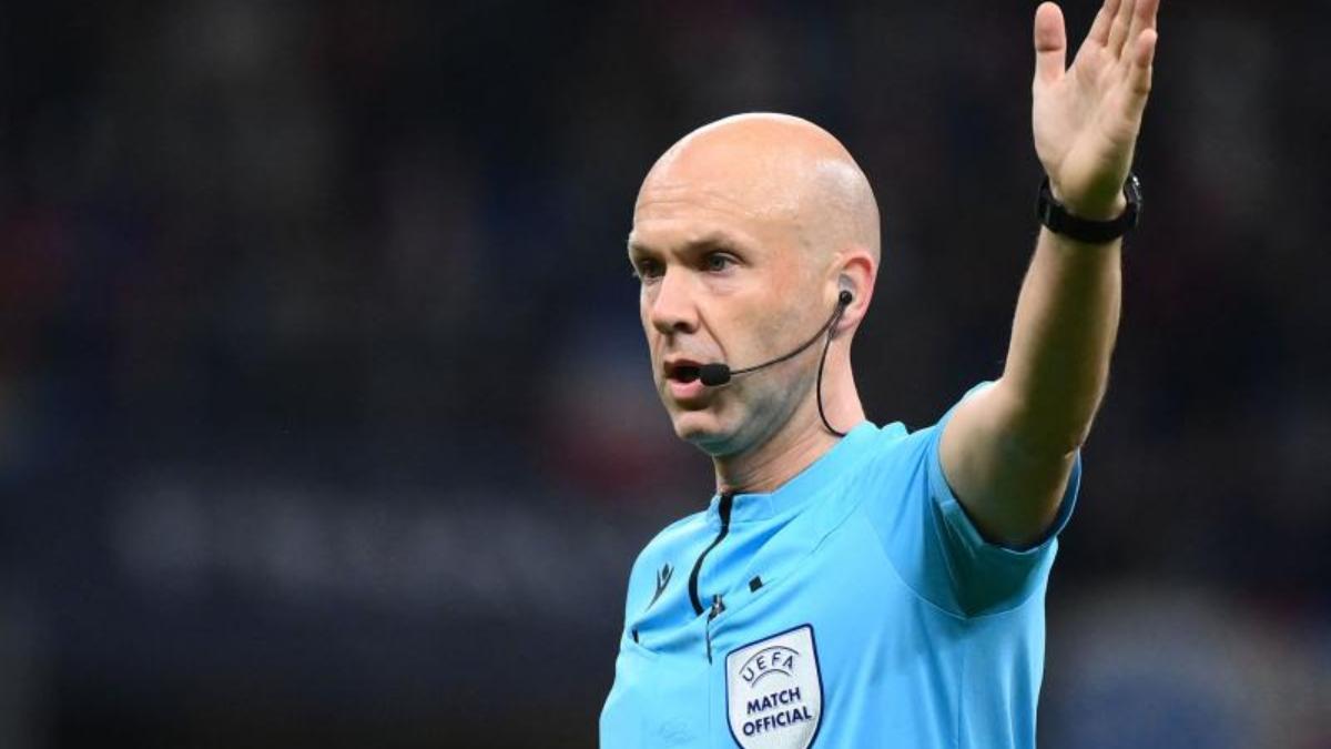 El colegiado británico Anthony Taylor durante un partido entre España y Francia en San Siro.
