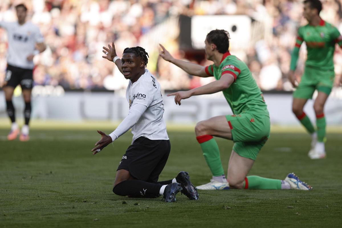 Una acción del Valencia - Osasuna.