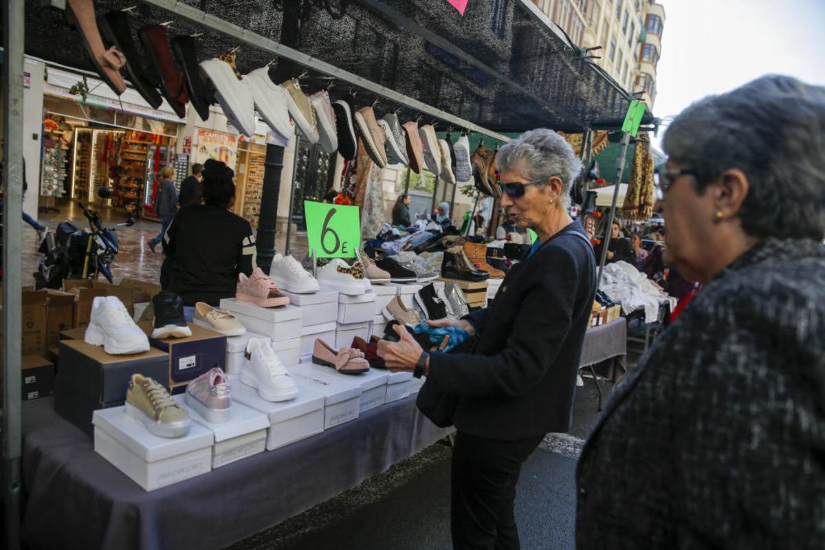 Mercadillo en la plaza del Ayuntamiento de València Mercadillo en la plaza del Ayuntamiento de València