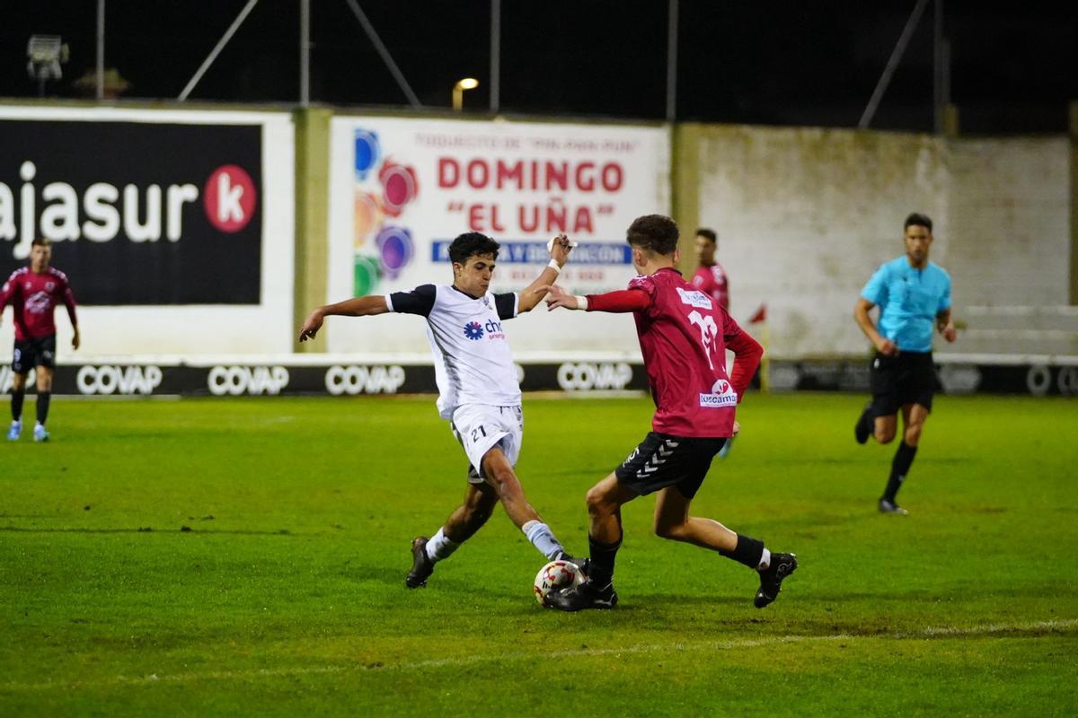 Lance del encuentro entre el CD Pozoblanco y el Cartaya.