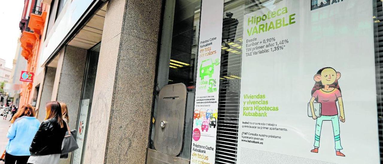 Publicidad de hipotecas en una oficina bancaria de València.