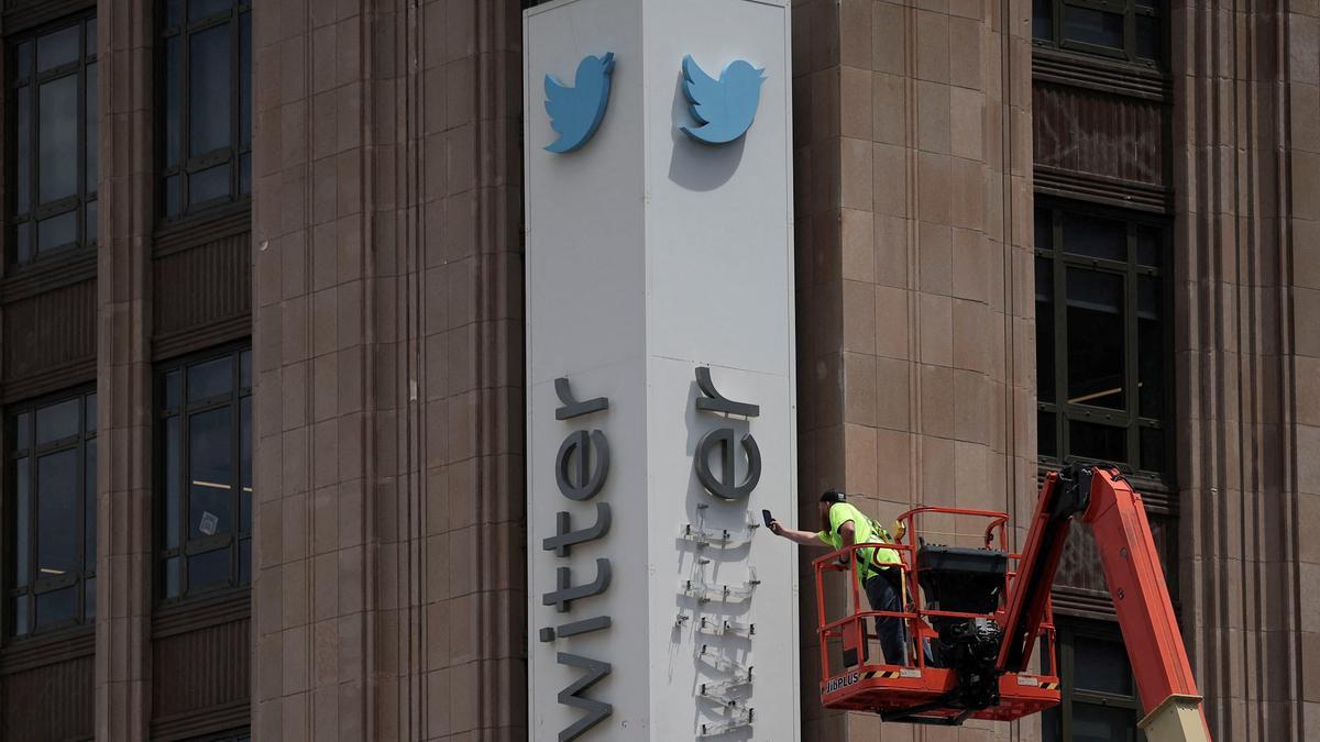 Operarios retiran las letras de la sede central de Twitter, que pasará a llamarse X.