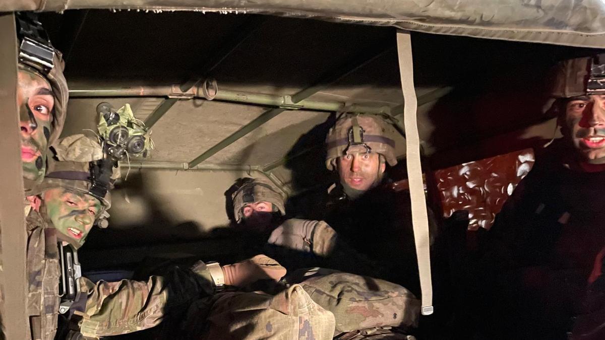 Un grupo de paracaidistas españoles espera a salir al campo en un ejercicio en Eslovaquia
