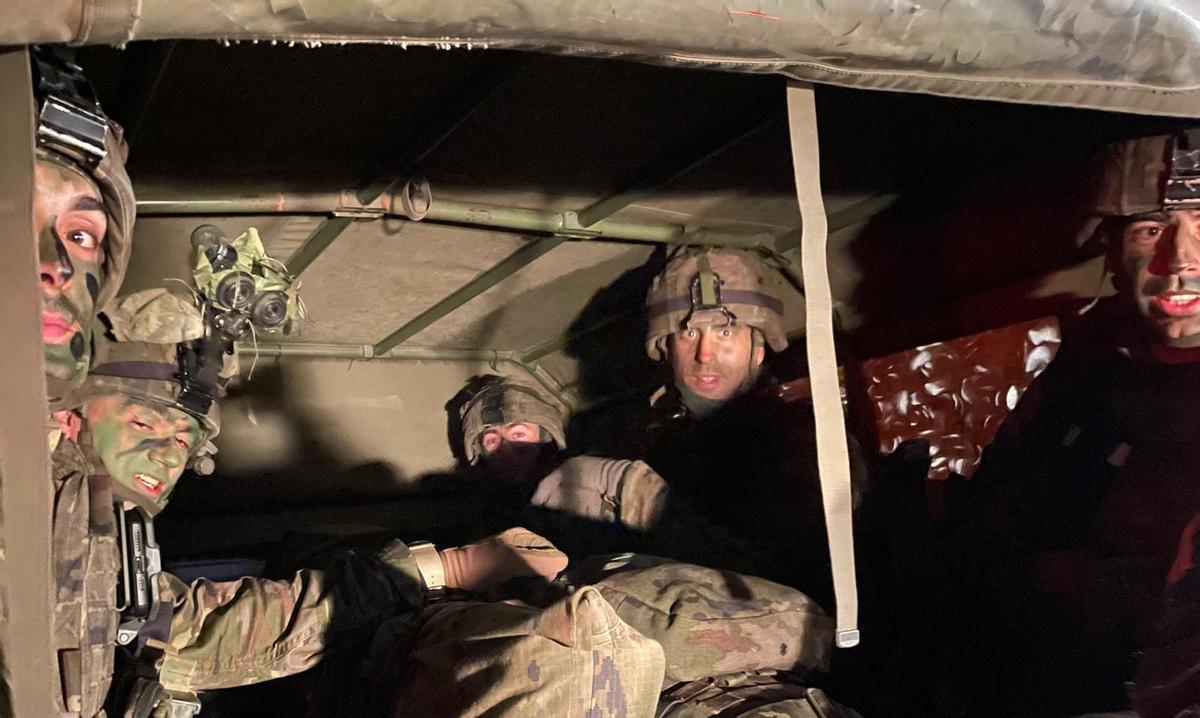 Un grupo de paracaidistas españoles espera a salir al campo en un ejercicio en Eslovaquia