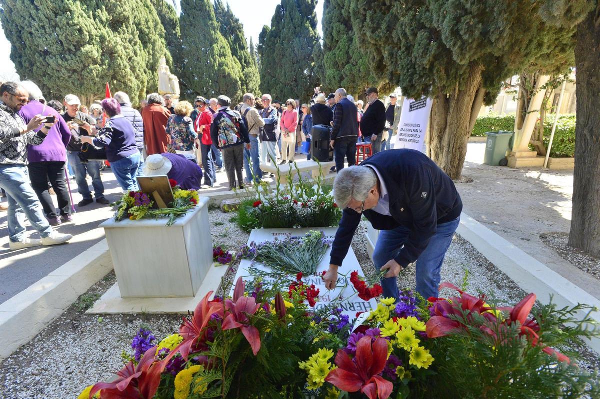 El recuerdo al poeta Miguel Hernández en su tumba, promovido cada año por la misma entidad.