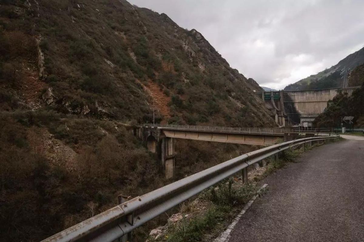 Vista del pont que creua el Narcea, a Astúries, i porta fins a Mina Conchita, d'on es va sostreure la dinamita usada el 11-M