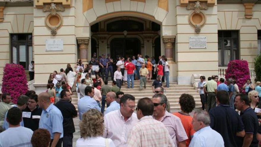 Protesta de funcionarios ante la puerta del Ayuntamiento de Málaga.