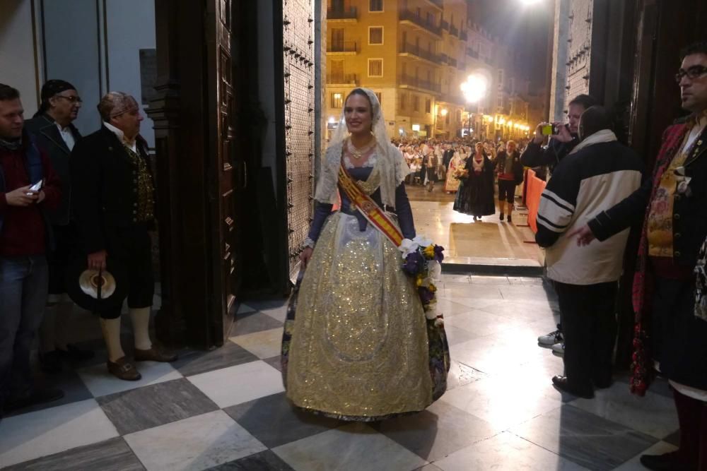 Así desfiló Alicia Moreno y la corte de honor