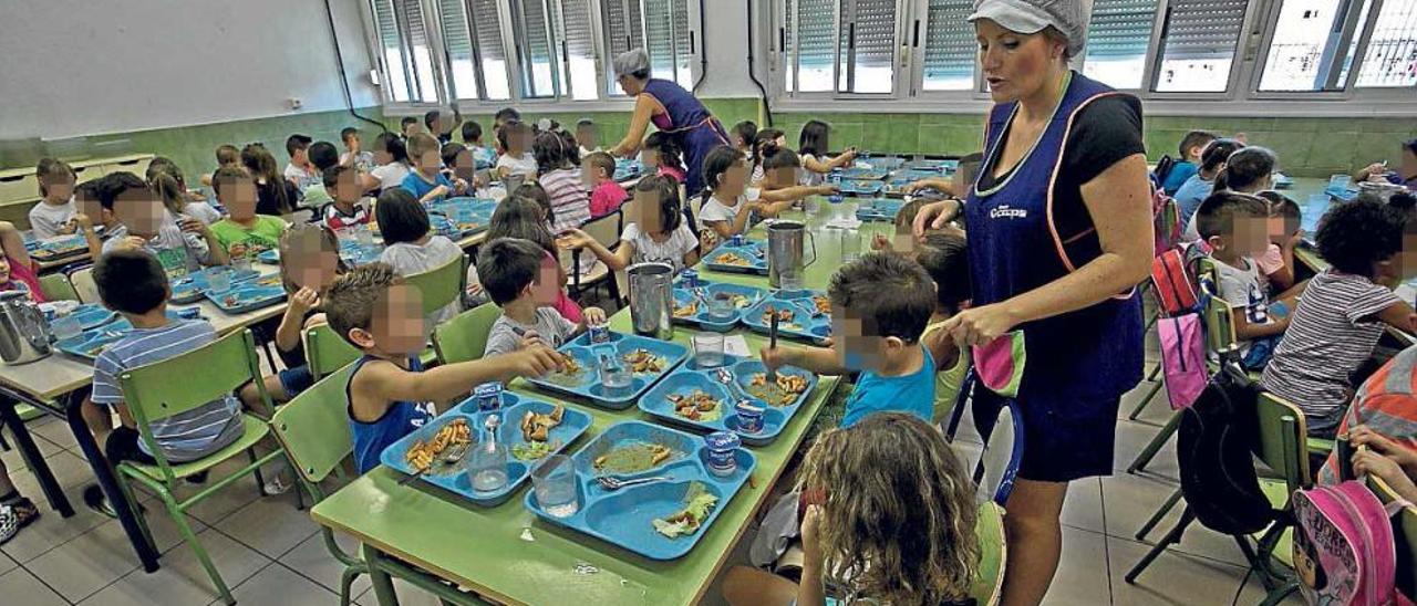 Educación beca a 5.000 niños de Elche para que coman desde el inicio de curso en el colegio