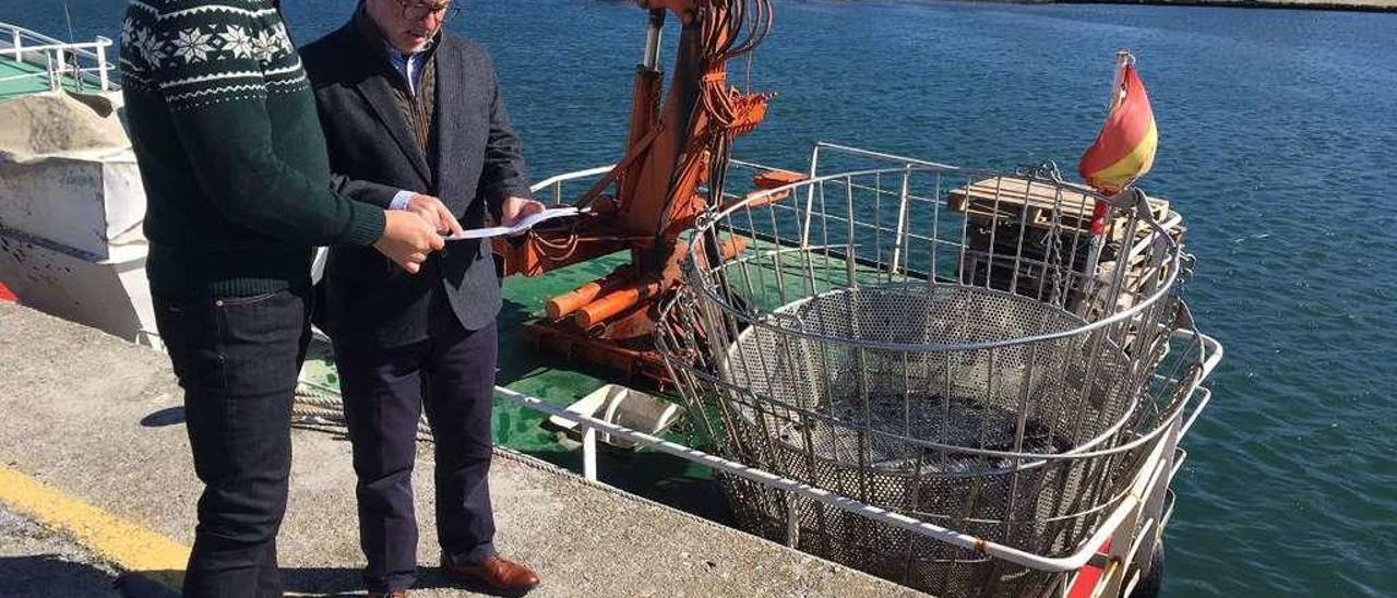 El patrón mayor y el presidente de Portos de Galicia en el puerto de Vilaxoán. // FdV