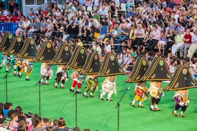 Las fiestas de la Bajada de la Virgen destacan por su Danza de los Enanos, un espectáculo que solo es posible admirar cada 5 años. 