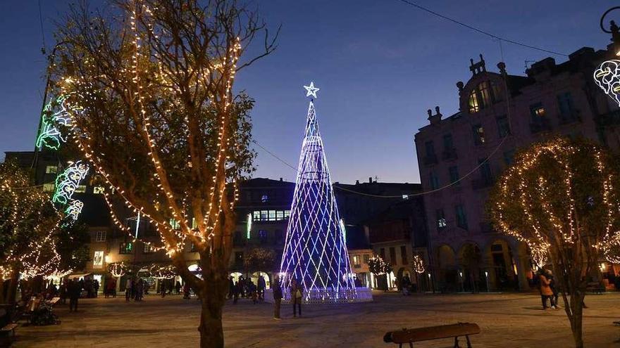 El árbol de A Ferrería tuvo que ser completado días después de su instalación. // G. Santos