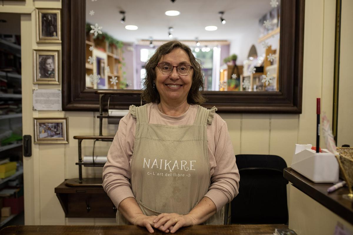 La encuadernadora Mercè Capell regenta el taller Naikare en la antigua mercería La Violeta