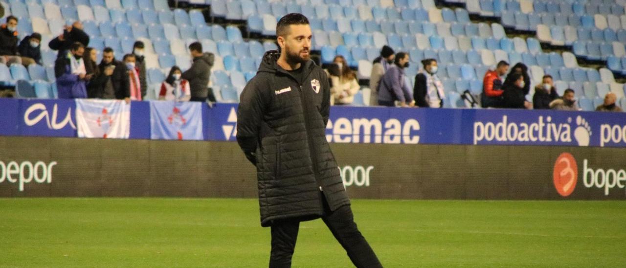 Javier Genovés, actual entrenador del Ebro, durante su etapa como ayudante en el cuerpo técnico del mismo, en La Romareda.