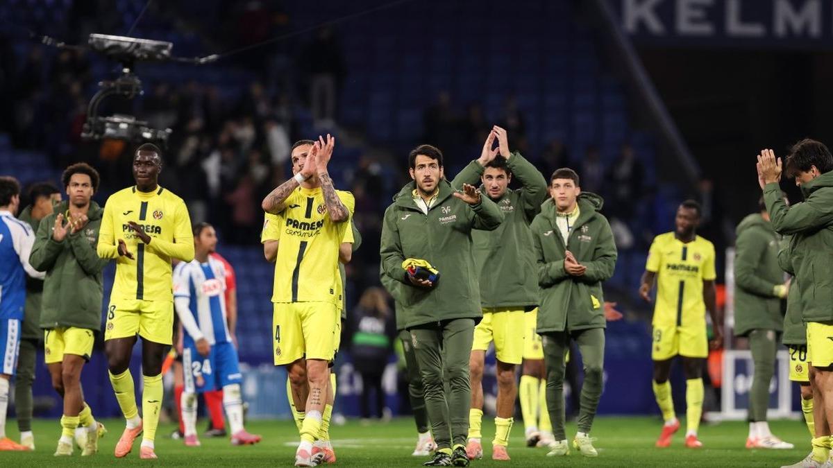 Aplausos de los futbolistas del Villarreal a la conclusión del encuentro en el RCDE Stadium, con la victoria por 0-2 gracias a los goles de Gerard Moreno y Alberto Moleiro.
