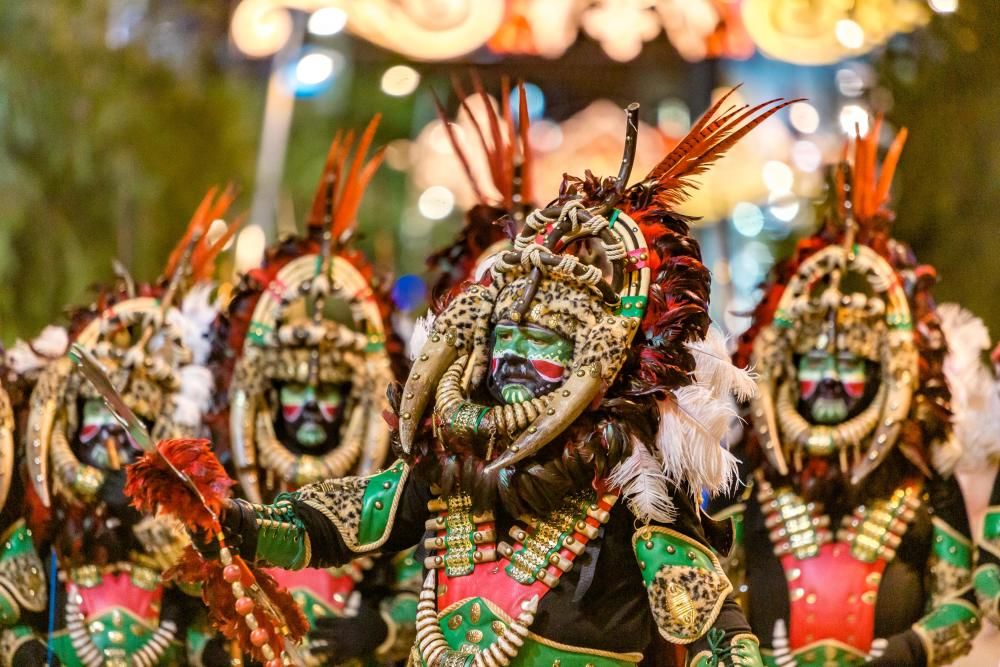 Los Moros y Cristianos hacen suyas las calles de Benidorm.