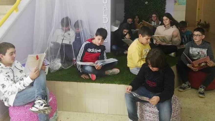 Un grupo de alumnos disfruta de uno de los Recunchos da Igualdade con libros. // FdV